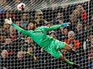 Branká Liverpoolu Alisson zasahuje v utkání proti Manchesteru United.