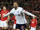 Adam Lallana z Liverpoolu slaví gól v utkání proti Manchesteru United.