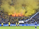 Fanouci Dortmundu odpalují pyrotechniku bhem vestfálského derby proti Schalke.