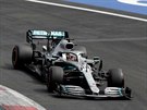 Lewis Hamilton z Mercedesu bhem kvalifikace na Velkou cenu Mexika.