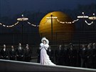 Scéna z Massenetovy Manon v Metropolitní opee, v popedí Lisette Oropesa