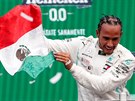 Lewis Hamilton slaví na pódiu vítzství ve Velké cen Mexika.