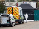 Britská policie zasahuje v průmyslovém komplexu ve městě Grays, kde byl nalezen...