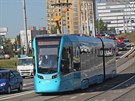 Nová tramvaj Stadler nOVA při jízdě Ostravou.