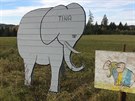 Na silnici do Trutnova nkdo postavil slona ze deva