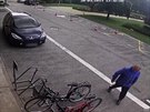 Zlodj ukradl bicykl ped kolemjdoucími