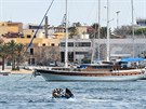 Lo s migranty vplouvá do pístavu na ostrov Lampedusa. (18. íjna 2019)