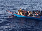 Loď migrantů zachráněná libyjskou pobřežní stráží v Středozemním moři (18....