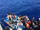 Lo migrant zachránná libyjskou pobení stráí v Stedozemním moi. (18....