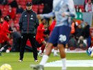 Trenér Liverpoolu Jürgen Klopp sleduje rozcviku soupee ped ligovým utkáním...