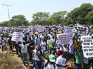 V Zimbabwském hlavním městě Harare protestovaly proti sankcím tisíce lidí. (25....