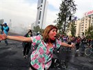 Protesty v metropoli Chile proti zdražení jízdenek. Demonstrantka křičí. (19....