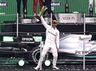 Lewis Hamilton slavil triumf v Mexiku se svou formulí na pódiu.