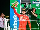 Sebastian Vettel s hnusnou trofejí za triumf pi Velké cen Mexika formule 1.