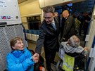 Premiér Babi se spolen s ministrem dopravy Vladimírem Kremlíkem zúastní...