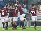 Sparantí fotbalisté slaví gól v Teplicích.