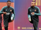 Nelson Semedo a Arturo Vidal na posledním tréninku Barcelony ped cestou k...