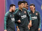 Lionel Messi (vlevo), Luis Suárez a Antoine Griezmann na pedzápasovém tréninku...