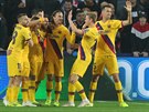 Fotbalisté Barcelony se radují z rychlého gólu Messiho v utkání Ligy mistr na...