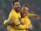 Lionel Messi a Arthur Mlo z Barcelony se radují z rychlého gólu v utkání Ligy...