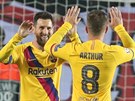 Lionel Messi se se spoluhráe Arthurem z Barcelony v utkání Ligy mistr radují...