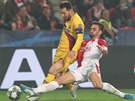 Slávista  David Hovorka zastavuje Lionela Messiho z Barcelony v utkání Ligy...