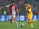 Luis Suárez z Barcelony se probíjí pes Davida Hovorku ze Slavie v utkání Ligy...