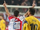 Slávista David Hovorka zvedá ruce na oslavu gólu proti Barcelon.