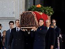 Píbuzní panlského diktátora Franciska Franka nesou jeho rakev po exhumaci v...