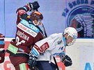 Plzeský hokejista Jakub Pour (vpravo) se snaí vymanit z bránní v podání...