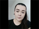 Dívka ve svém videu tvrdí, e její matka bourala zámrn
