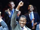 Masai Ujiri, prezident Toronta, se chlubí prstenem pro vítze NBA.