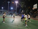 Veerní odreagování v podob basketbalového zápasu na hiti v hongkongském Wan...
