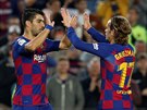 Luis Suarez (vlevo) a Antoine Griezmann z Barcelony slaví gól.