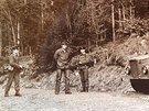 Hranice eskoslovenska hldali pohraninci se psy. Samozejmost byly drtn...