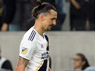 Zklamaný Zlatan Ibrahimovic opoutí trávník po vyazení v semifinále play off...