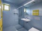 Z barevné palety bytu se zámrn vymauje koupelna provedená v odstínech modré...