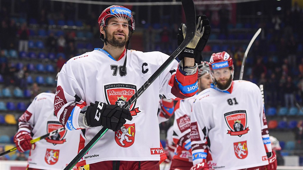 Radek Smole�ák (vlevo) z Hradce Králové oslavuje se spoluhrá�i výhru