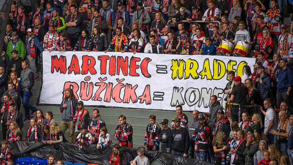 Transparent hradeckých fanoušků v utkání proti Zlínu.