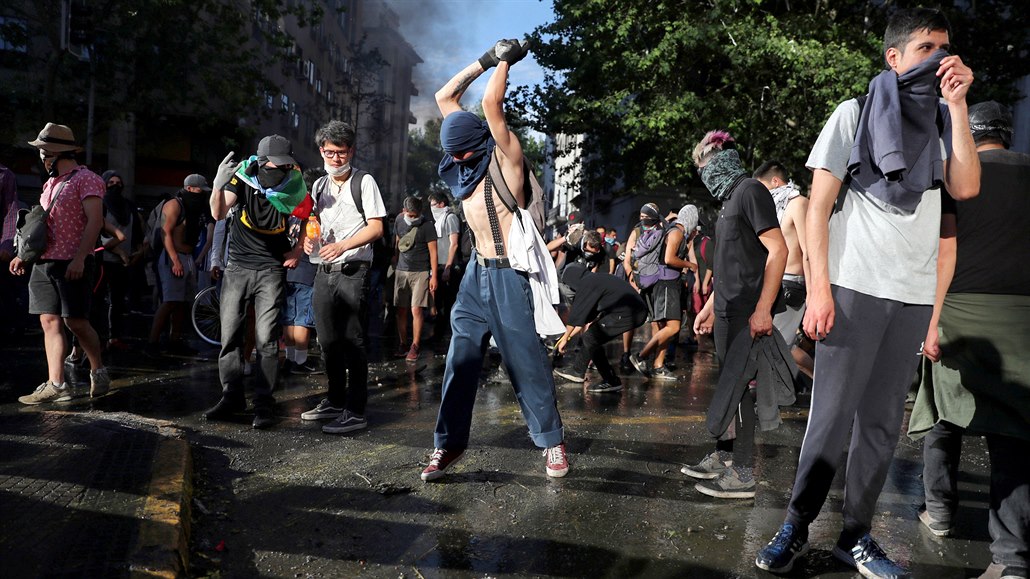 Násilné protesty v posledních dnech ochromily Santiago de Chile. Kvůli...