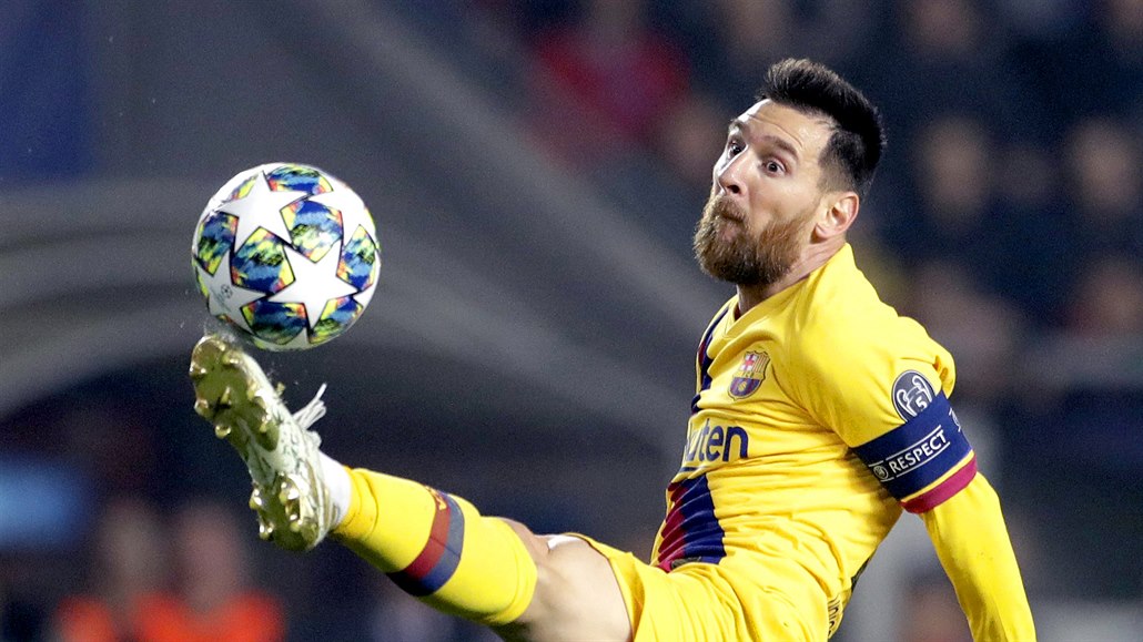 Lionel Messi zpracovává balon pi utkání proti Slavii (23. íjna 2019)