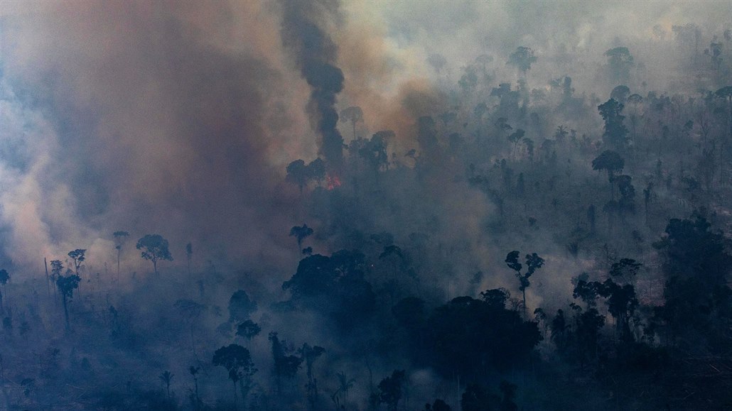 Hořící amazonský prales v oblasti Candeias do Jamari nedaleko brazilského Porto...