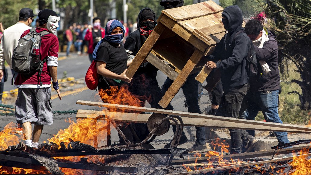 Protesty v metropoli Chile proti zdražení jízdenek na metro doprovázely...