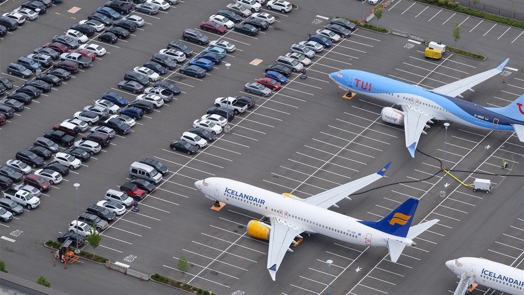 Desítky letadel Boeing 737 MAX jsou zaparkované poblíž budov Boeingu v Seattlu,...