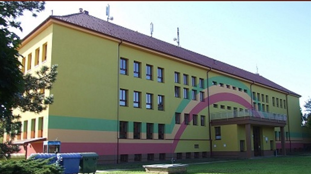 Budova základní školy v Polešovicích.