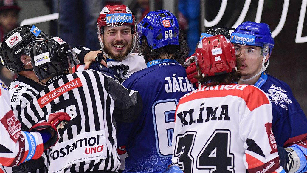 Richard Nedomlel z Hradce Králové (uprost�ed) v poty�ce s Jaromírem Jágrem z...