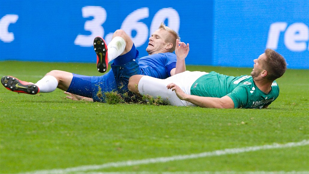 Nebuďte v ofsajdu. Rivalové prodávají lístky na duel, které se nehraje