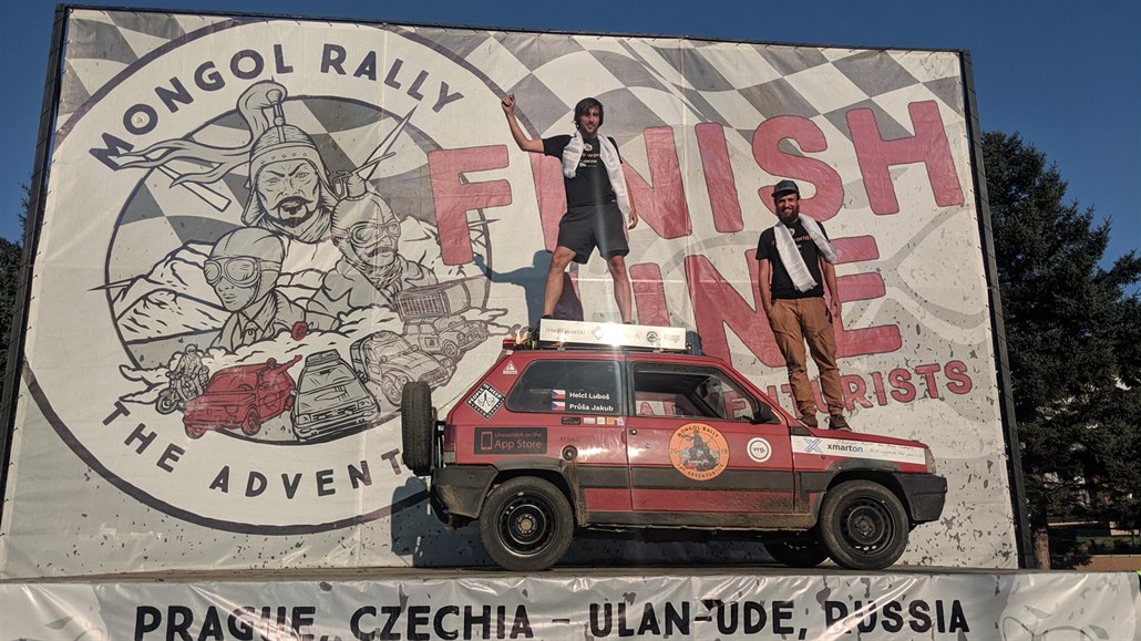 �eská posádka Pr��a - Helcl v závod� Mongol Rally 2019