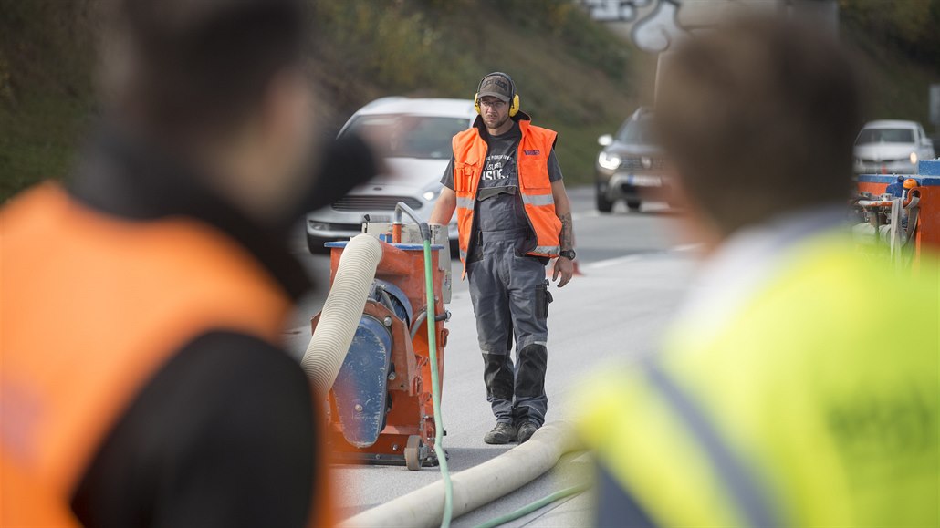 �editelství silnic a dálnic pokra�ovalo s �i�t�ním úseku dálnice D1 v míst�...