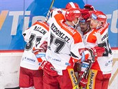 Hokejisté Hradce Králové se radují ze vstřelené branky v utkání proti Zlínu.